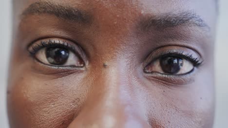 primer plano de los ojos abiertos de una paciente de hospital afroamericana, en cámara lenta