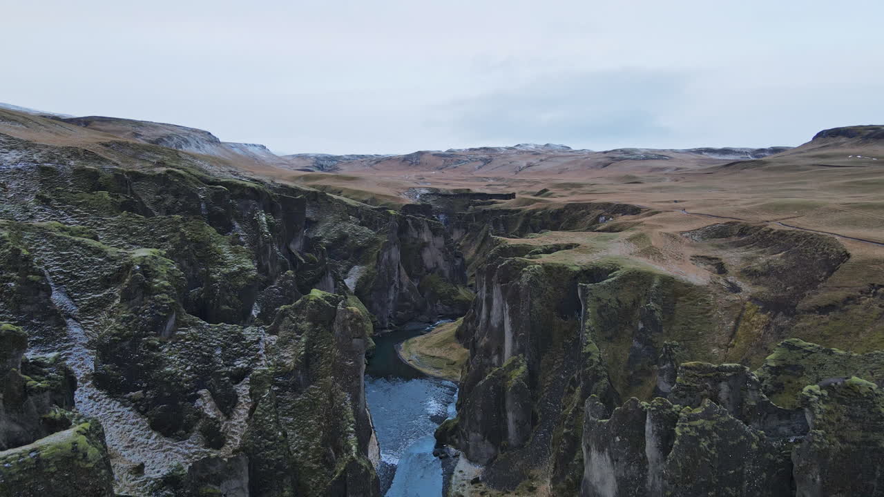 toma aérea del cañón fjadrargljufur en islandia a principios de invierno-4