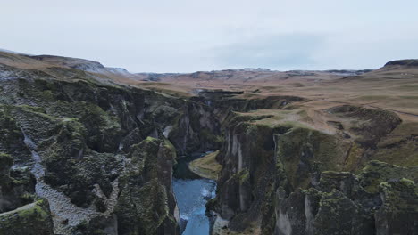 Toma-Aérea-Del-Cañón-Fjadrargljufur-En-Islandia-A-Principios-De-Invierno-4