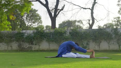 hombre indio haciendo yoga por la mañana