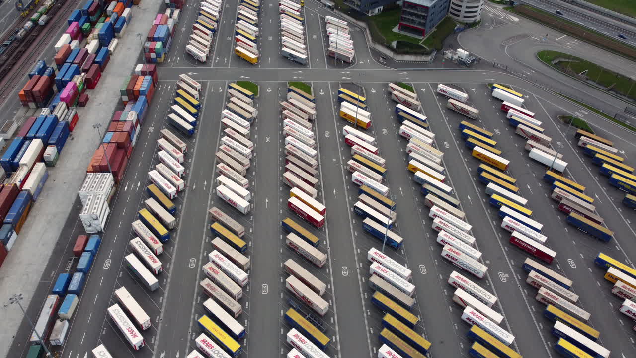 vista aérea de una terminal de contenedores ocupada