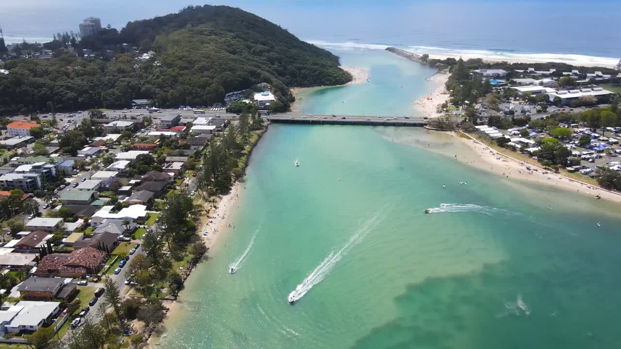 tallebudgera 크릭 - burleigh 머리 국립 공원 - 골드 코스트, qld, 호주에서 항해하는 스피드 보트