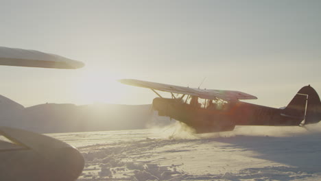 avión en nieve profunda despegando