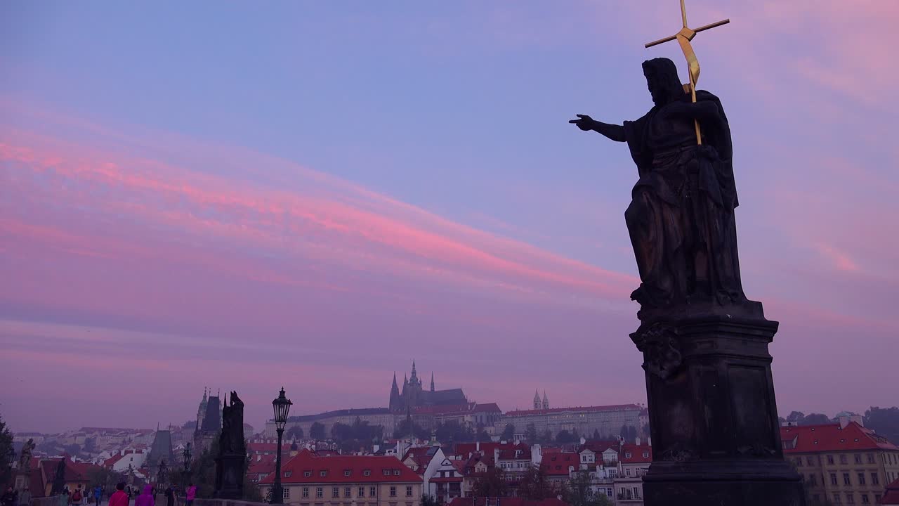Klassinen aamunkoiton valo Kaarlensillan patsaissa Prahassa, Tšekin tasavallassa.