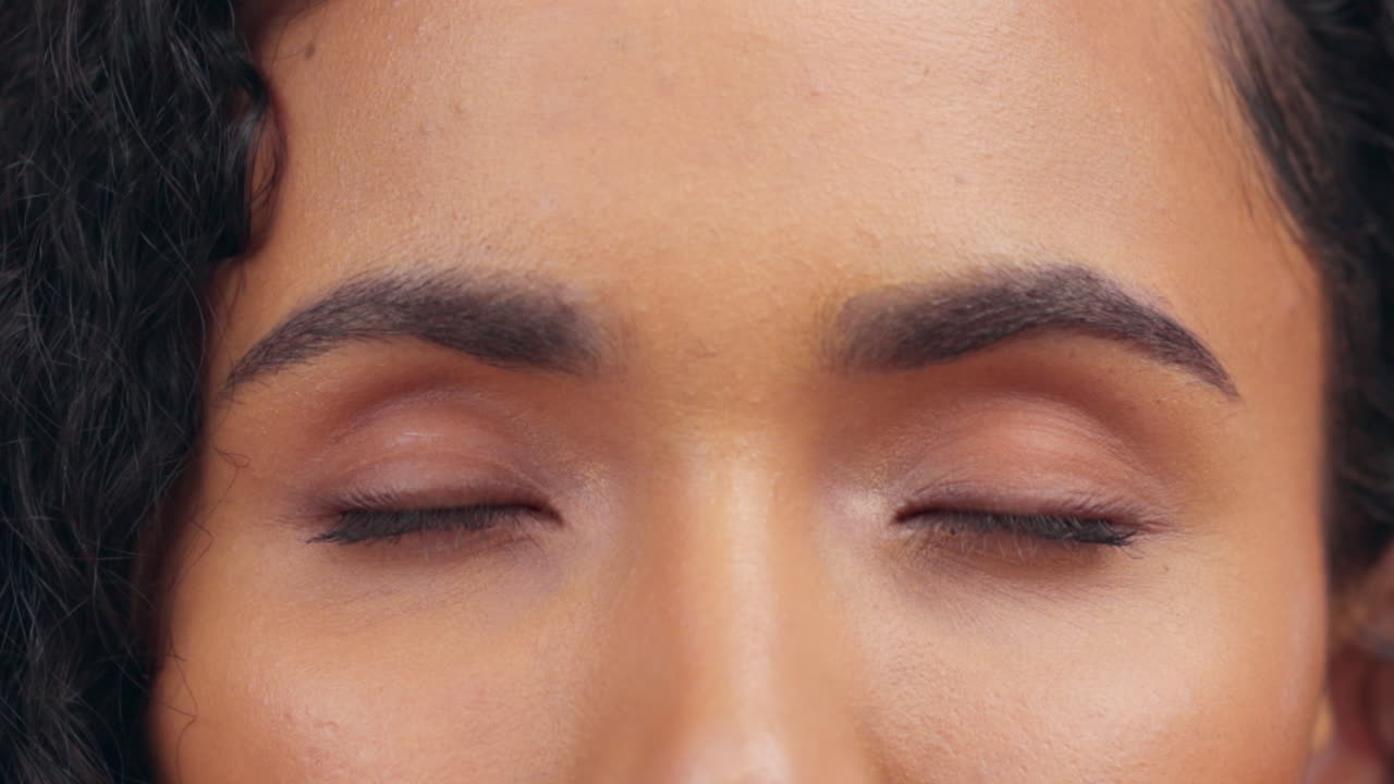 ojos, rostro y visión de la mujer con enfoque