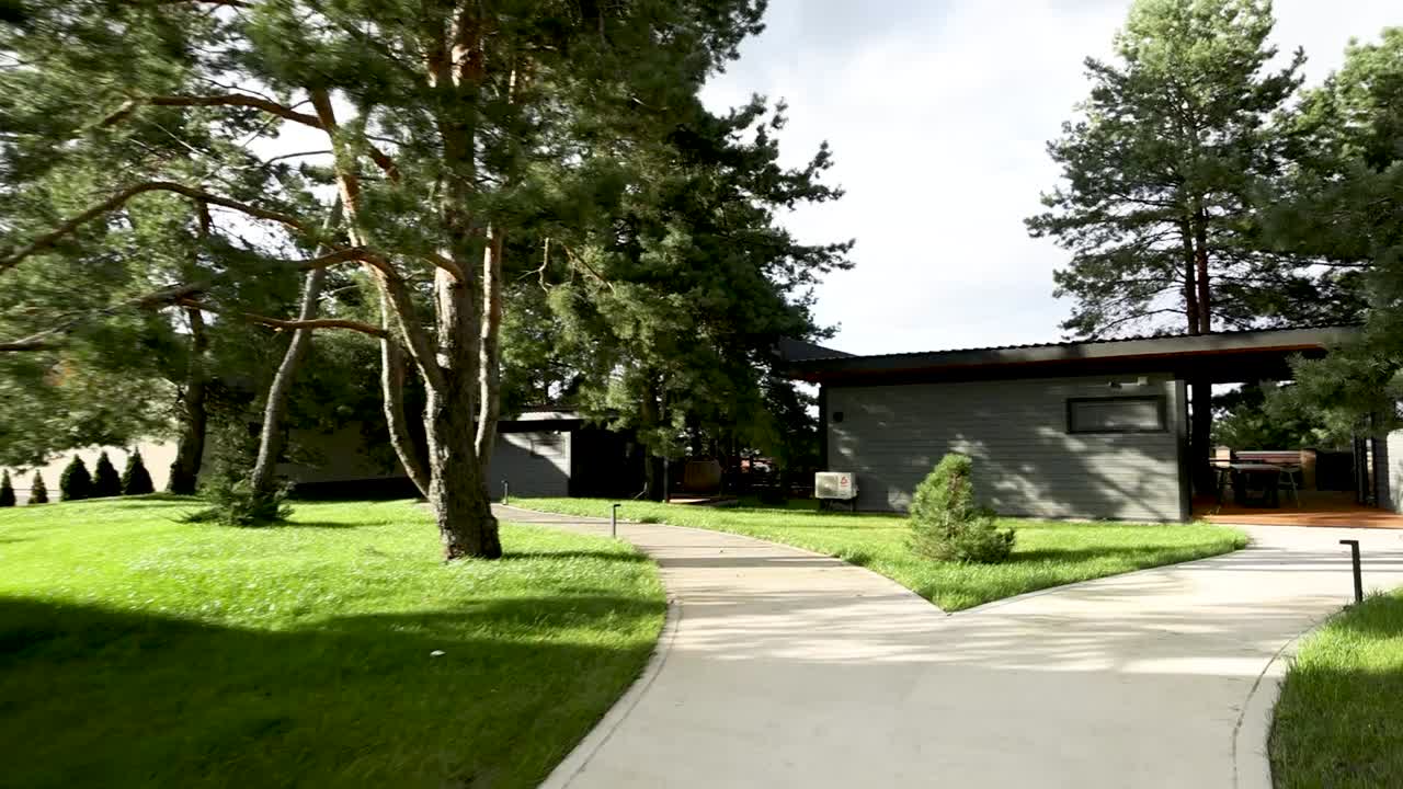 푸른 정원 에 있는 현대적 인 집