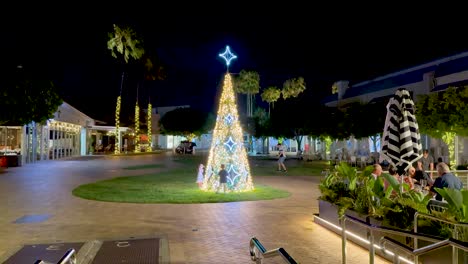 luces festivas iluminan un espacio público de reunión