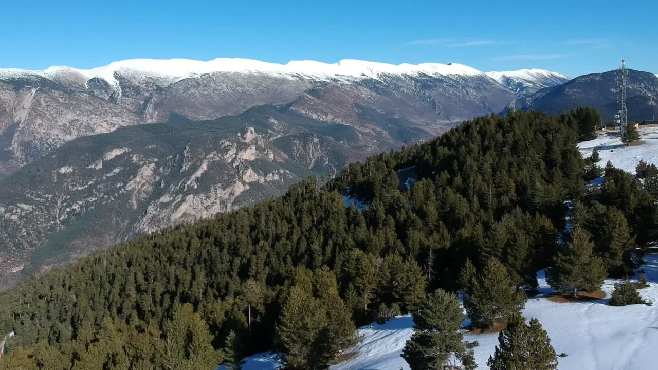 Vedute aeree di una stazione sciistica vuota in Catalogna in tempi di COVID