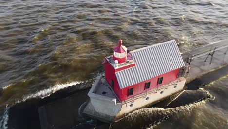 Wellen-Krachen-Um-Grand-Haven,-Michigan-Lighthouse