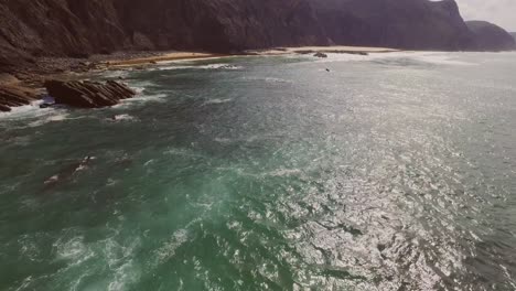 Surfistas-Que-Van-A-Un-Lugar-Secreto-Para-Surfear-En-El-Algarve,-Portugal