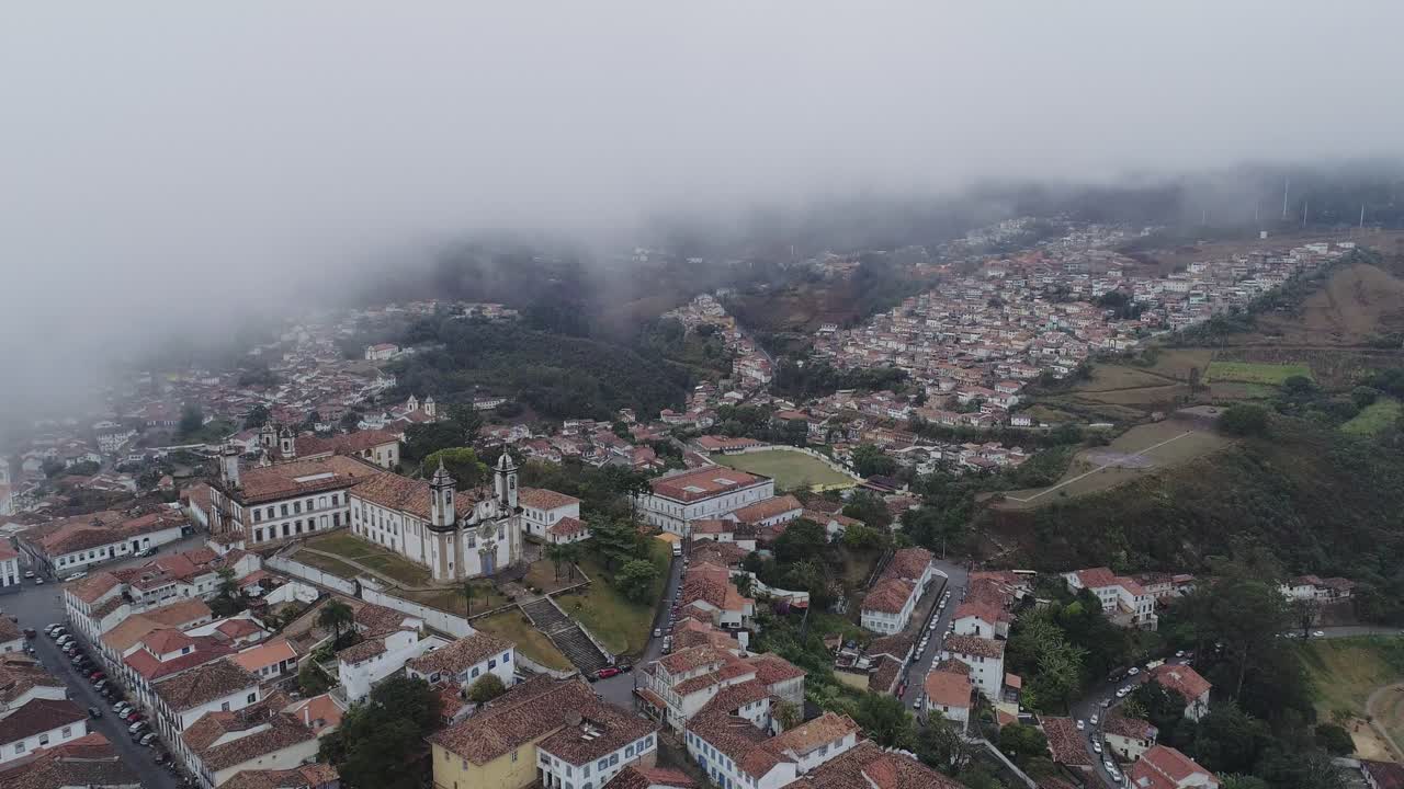 imagen de un avión no tripulado de una ciudad histórica subiendo a las nubes, minas gerais, brasil