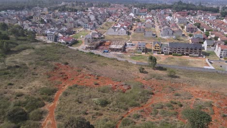 dolly aéreo en el sitio de construcción en urbanización en nairobi, kenia