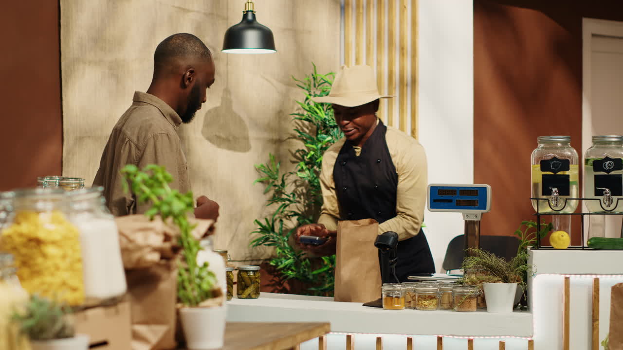 cliente masculino que paga por suministros de despensa no contaminantes en el mercado
