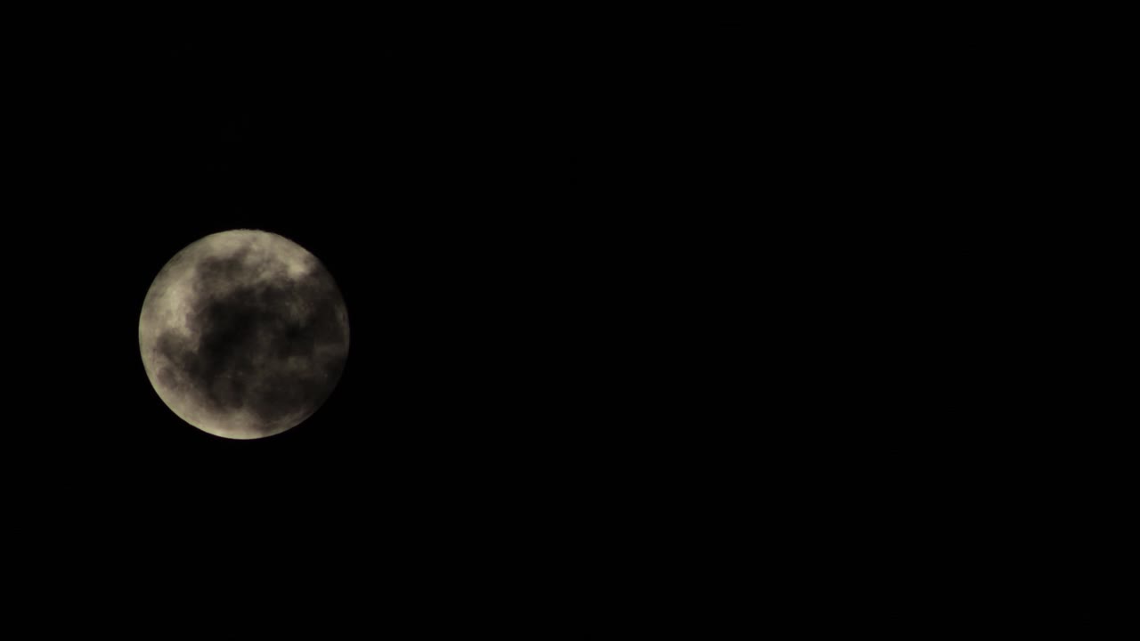 Grande Lua Cheia Prateada Brilhante Revelando-se por Trás das Nuvens, Maffra, Gippsland, Victoria, Austrália.