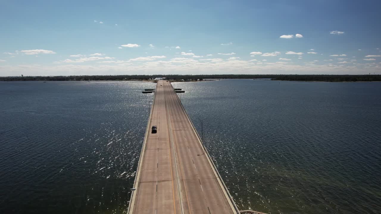Ponte DuPont, Panorama City, Florida - Veicoli che attraversano un ponte che si estende su uno specchio d'acqua - Ripresa aerea con drone.