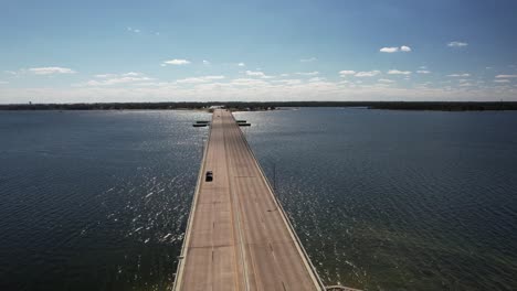 puente dupont, panorama city, florida - vehículos que atraviesan un puente que atraviesa un cuerpo de agua - toma aérea de un dron