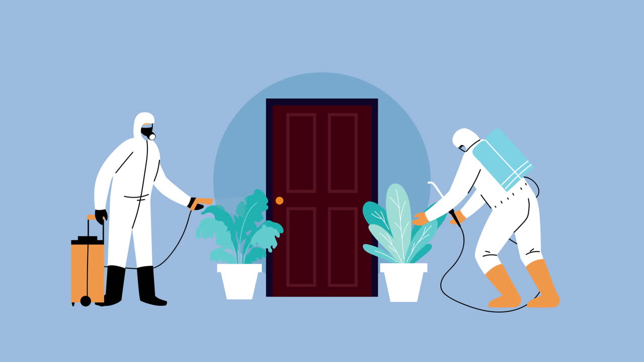 trabajadores con trajes de bioseguridad y pulverizadores de desinfectantes servicio en casa