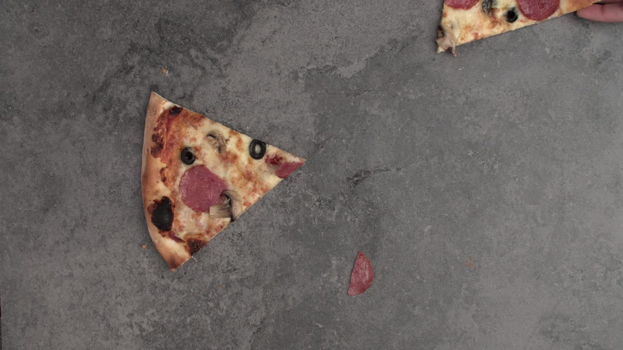 친구 들 이 피자 가게 에서 함께 피자를 먹고 있다