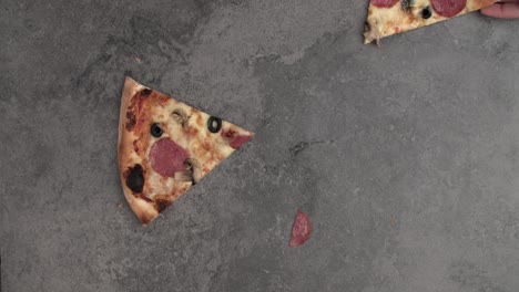 amigos comiendo pizza juntos en la pizzería