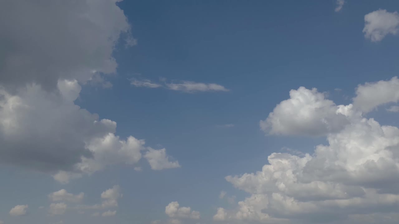 오후 중반에 여름 하늘 비 구름 시간 경과