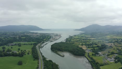 4K-Luftaufnahmen-Der-Irischen-Grenze-Zu-Nordirland,-Links-Ist-Warrenpoint