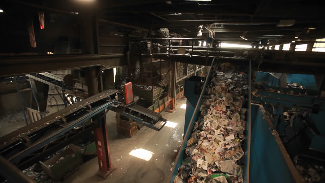 재활용품은 재활용 센터에서 컨베이어 벨트를 타고 이동합니다 3