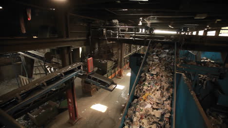 recycelte materialien werden auf einem förderband in einem recyclingzentrum transportiert 3