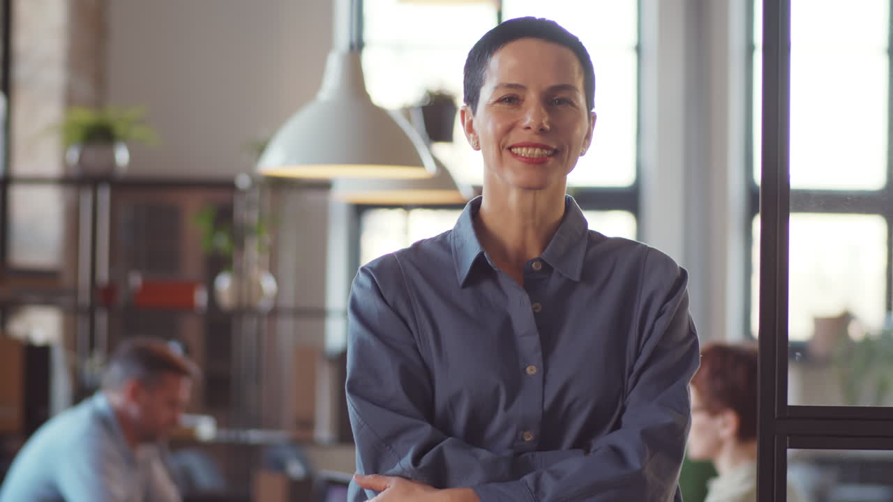 mujer de negocios confiada en una oficina moderna