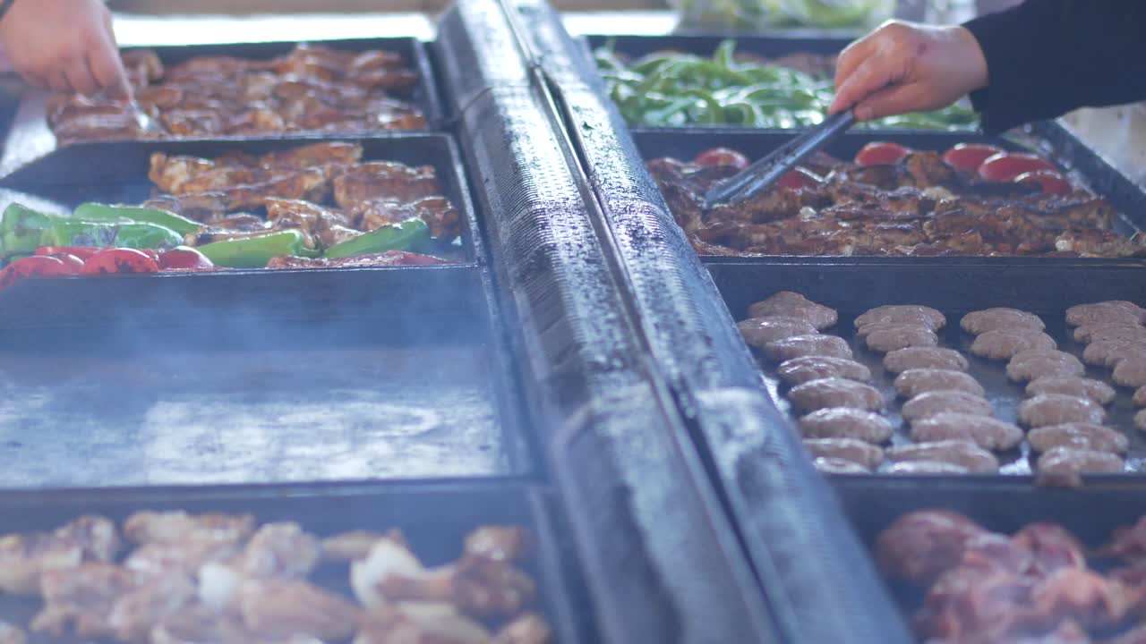 다양한 고기와 채소와 함께 야외 그릴