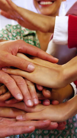 grupo de ejecutivos de negocios con pila de mano