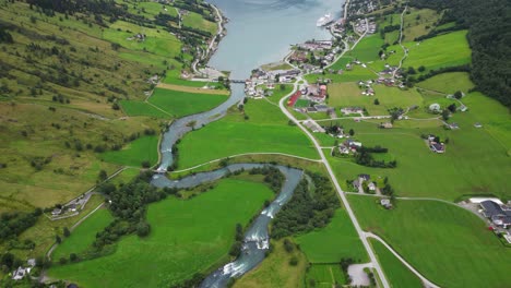 Alter-Fluss,-Dorf-Und-Kreuzfahrtschiff-Im-Nordfjord,-Vestland,-Norwegen,-Skandinavien---Luftaufnahme