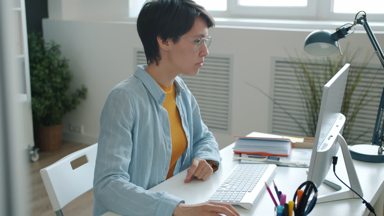 コンピューターで働く女性