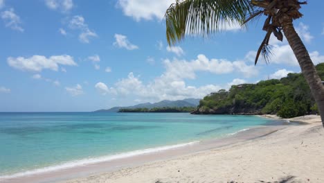 Ein-Epischer-Strand-Mit-Kristallklarem-Wasser-In-Der-Karibik-Von-Grenada,-Grooms-Beach