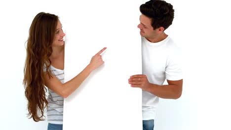 una pareja feliz con una sábana blanca.