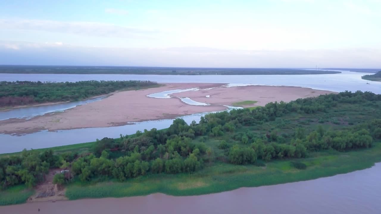 아르헨티나의 자연 마른 강과 녹색 섬