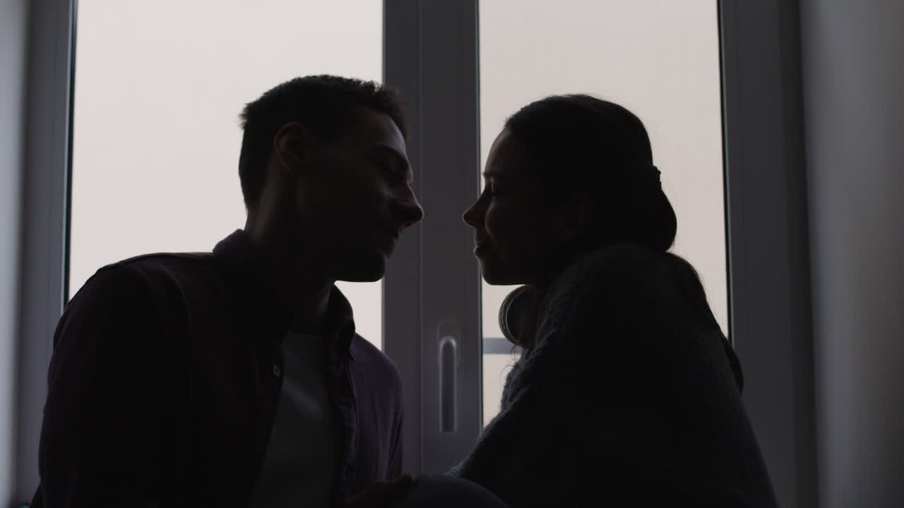 창문 에서 키스하는 커플