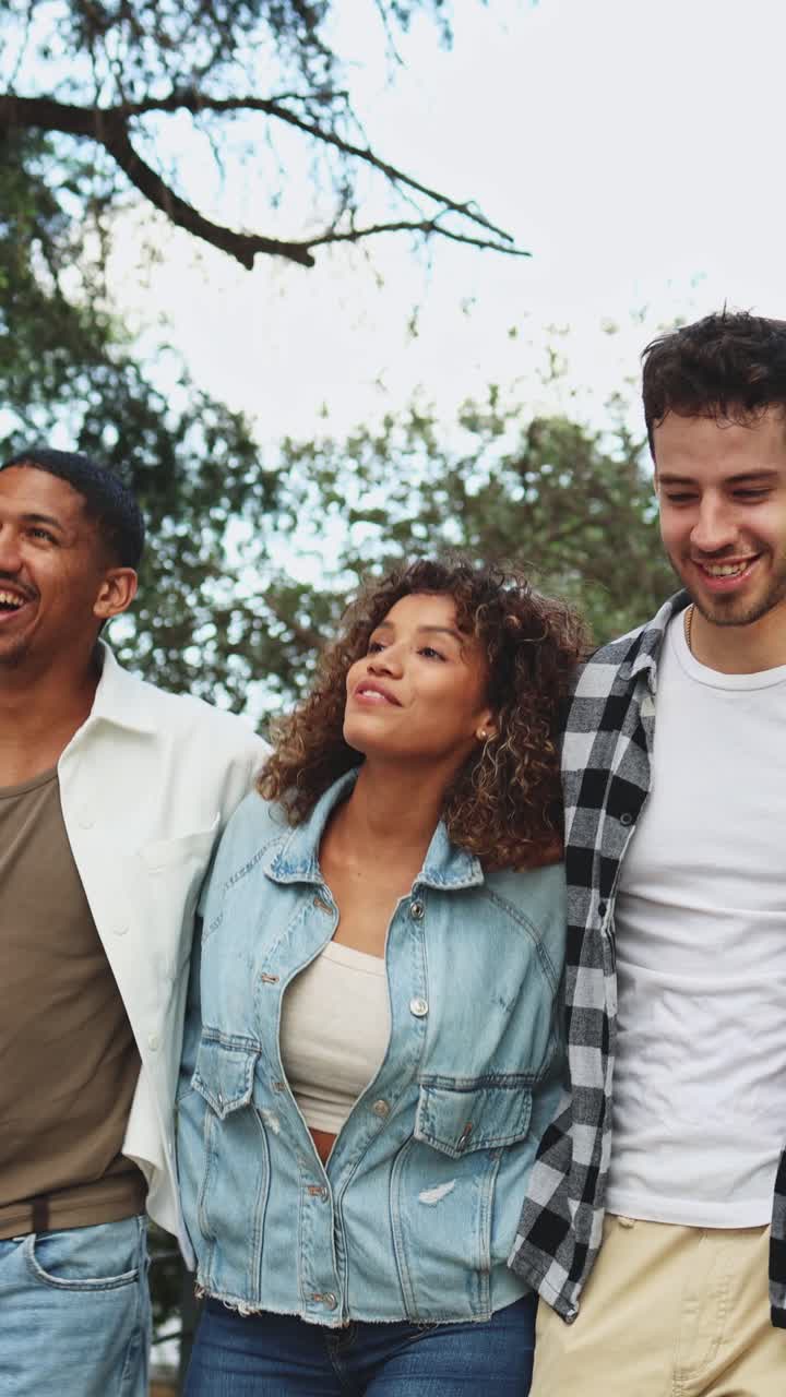 Grupo Diverso e Feliz de Estudantes Caminhando e Rindo no Campus