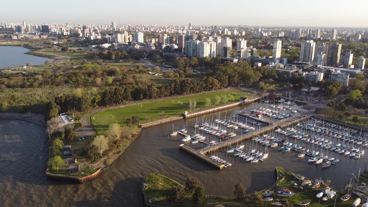 club náutico olivos marina en buenos aires con horizonte y paisaje urbano en segundo plano