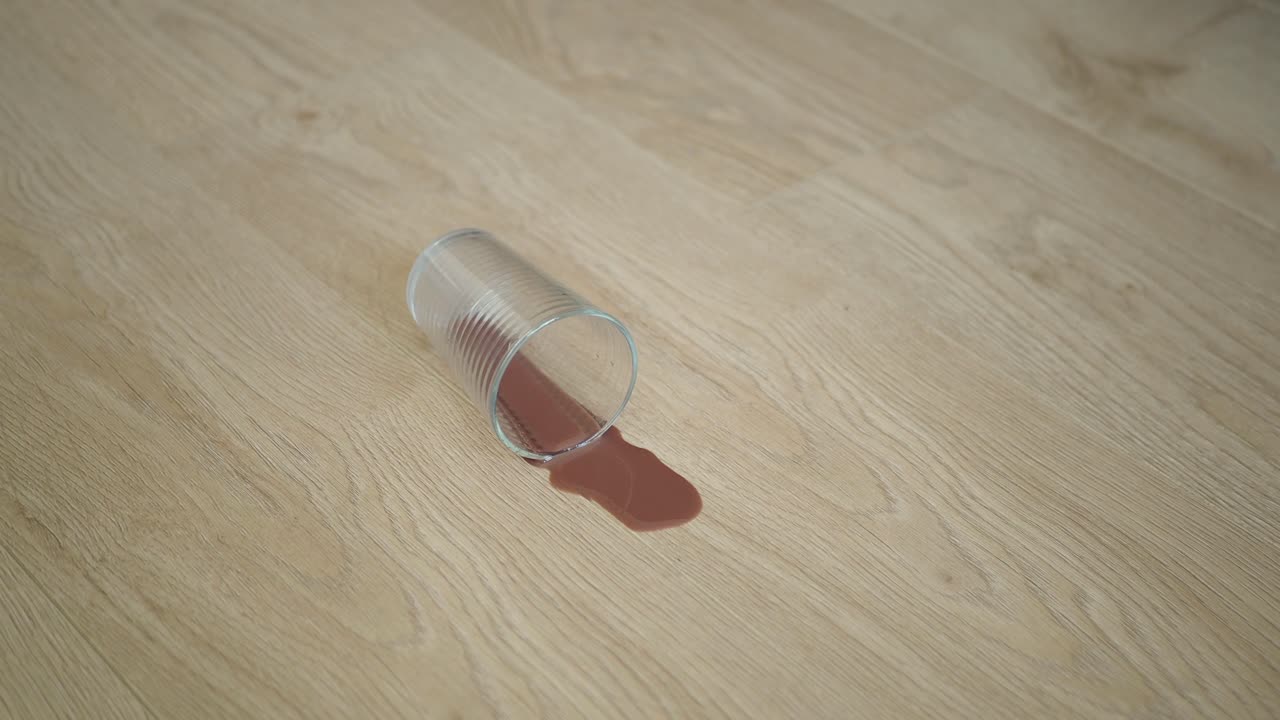 나무 바닥에 흘린 음료