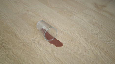 나무 바닥에 흘린 음료