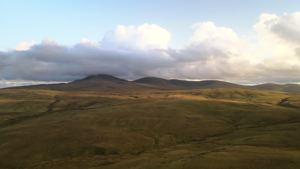 광대한 브레콘 비컨스 국립 공원 lyn y fan fach 산맥 공중 느린 오른쪽 돌리가 녹색 계곡을 가로지릅니다.