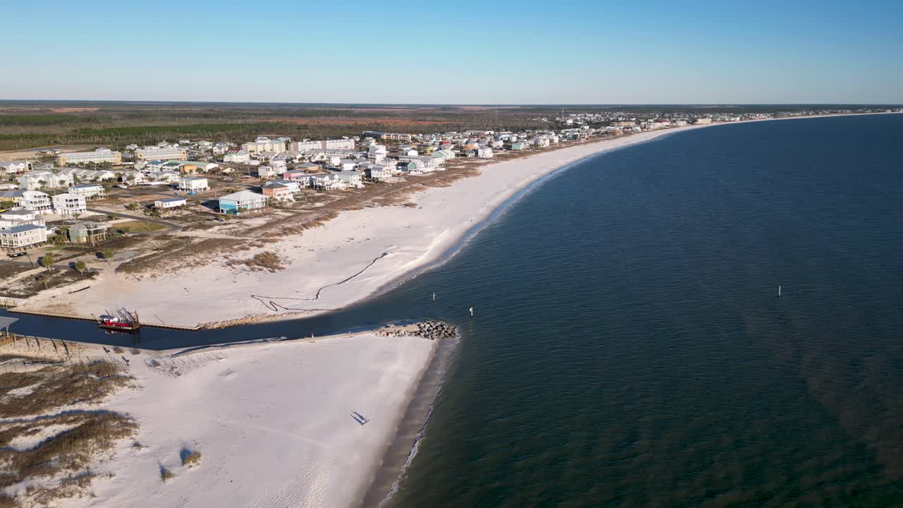 vista de drones desde el agua de la playa de méxico, florida, mostrando arenas blancas y reconstruyendo cuatro años después del huracán michael.