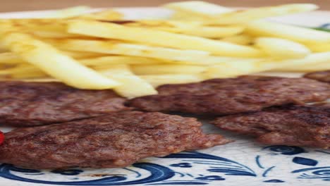 deliciosas albóndigas con papas fritas