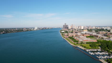 Vista-Aérea-Del-Amanecer-Del-Río-Detroit-Que-Fluye-Entre-Detroit,-Michigan-Y-Canadá