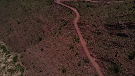 Drohnenaufnahme,-Die-Nach-Oben-Schwenkt,-Während-Sie-über-Eine-Unbefestigte-Straße-In-Den-Bergen-In-Salta,-Argentinien,-Fliegt