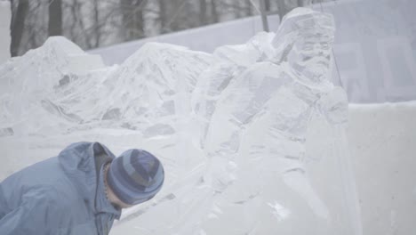 esculturas de hielo y artista en un festival de invierno