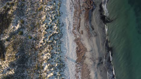 Seitliche-Aufnahme-Von-Strand-Und-Dünen-In-Spanien-Während-Der-Goldenen-Stunde