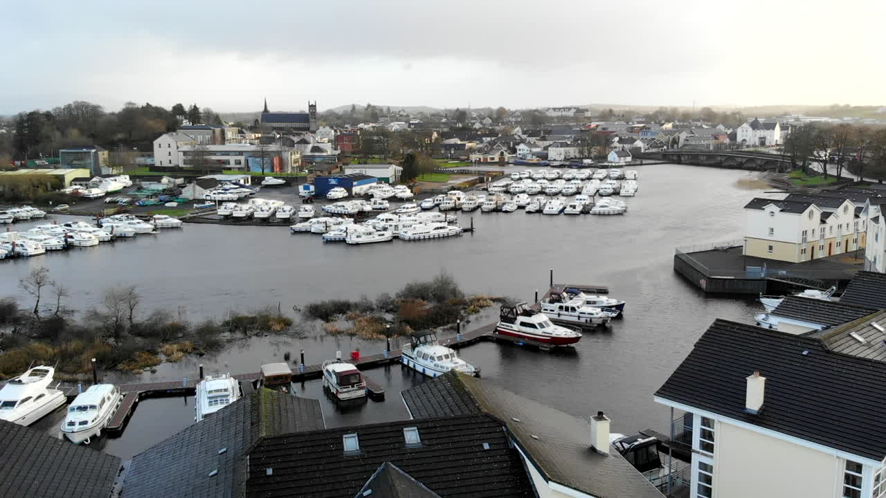 공중 - 집 위로 부두를 향해 날아갑니다.