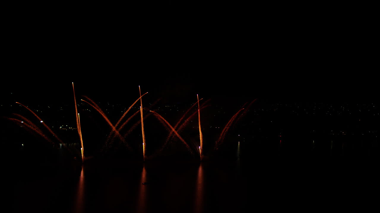 disparo aéreo de fuegos artificiales con drones sobre un gran lago en las zonas rurales de australia