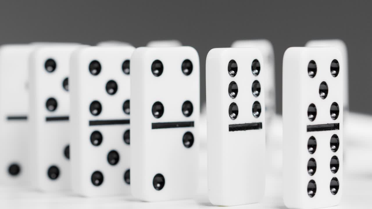 떨어지는 도미노의 총을 닫습니다